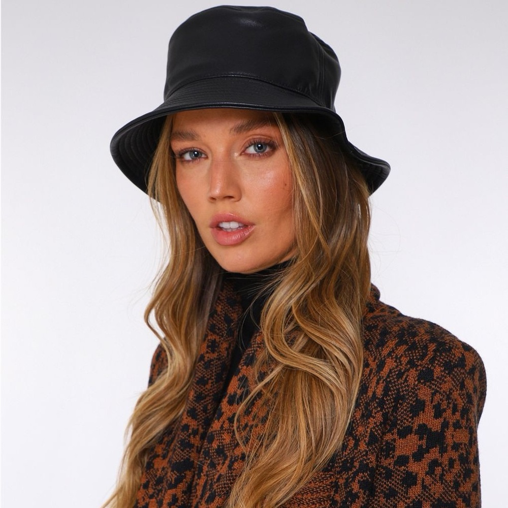 STAND STUDIO VIDA
faux leather bucket hat in black